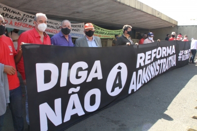 Manifestação na entrada da Câmara dos Deputados, em Brasília, em 18 de agosto de 2021, dia de atos e greves contra a PEC-32