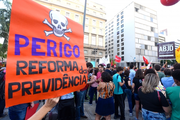 Ato em frente às Barcas, em Niterói, na greve geral contra a reforma da Previdência no dia 14 de junho