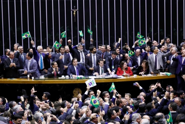 Deputados comemoram a aprovação da reforma, que prevê 40 anos de contribuição para o benefício integral e excluíra milhões da Previdência - Luis Macedo/Agência Câmara