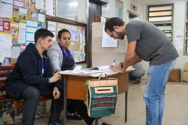 Docente vota no Instituto de Hist&oacute;ria, no Gragoat&aacute;, em Niter&oacute;i