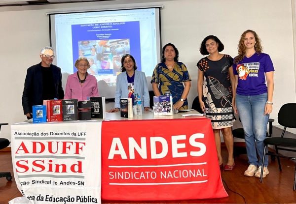 Em Niterói, docentes da Faculdade de Educação participam de Mostra da Aduff