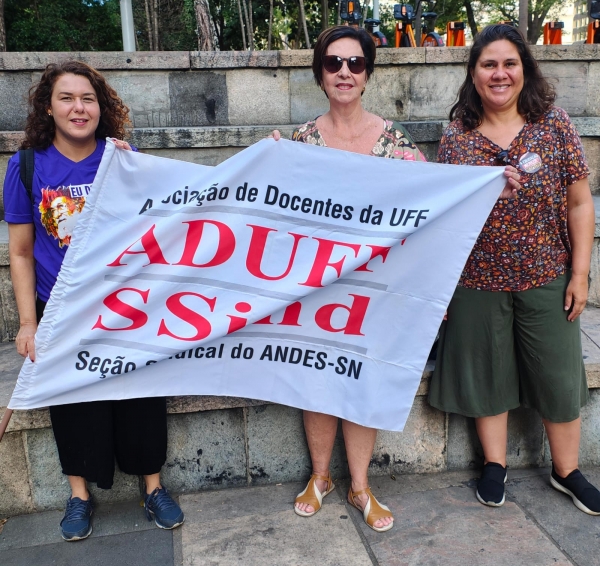 Bianca Novaes (esq), Gelta Xavier e Maria Aparecida Cabral (docente da UERJ)