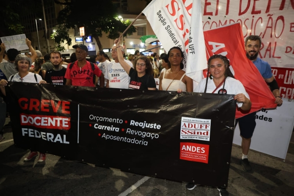 A greve docente na UFF na manifestação de terça, dia 11, no Centro do Rio