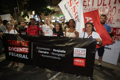 Ato da Educação no Rio defende pautas da greve nas instituições federais e cobra diálogo: 'negocia, Lula'