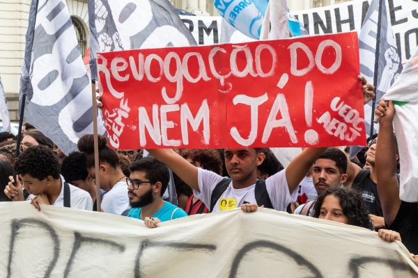 Momento do ato no Rio de Janeiro pela revoga&ccedil;&atilde;o do Novo Ensino M&eacute;dio, realizado em mar&ccedil;o de 2023. 