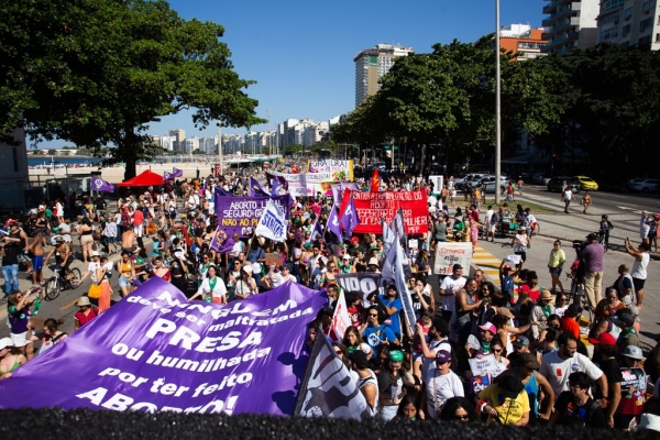 Em ato na Praia de Copacabana, docentes da UFF lutam contra &#039;PL do estupro&#039; e pelo &#039;Fora Lira&#039;