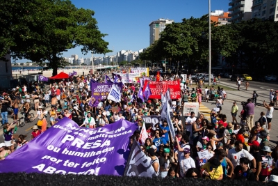 Em ato na Praia de Copacabana, docentes da UFF lutam contra 'PL do estupro' e pelo 'Fora Lira'