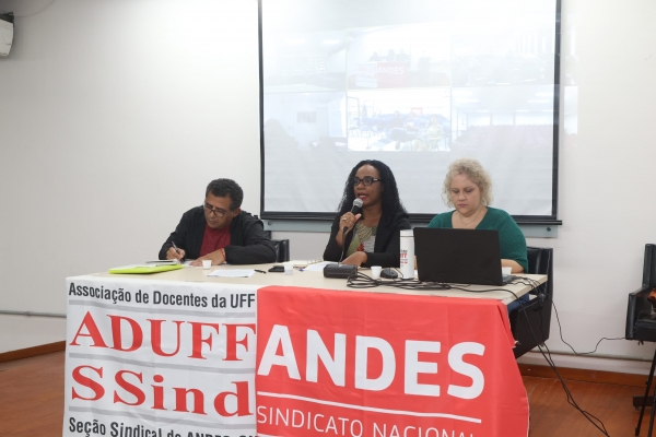 A professora Jacqueline Botelho, da diretoria da Aduff, fala na assembleia realizada no dia 9 de julho