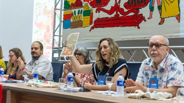 A professora Riv&acirc;nia Moura, pouco antes de concluir a gest&atilde;o, na mesa de abertura do Conad, em Campina Grande